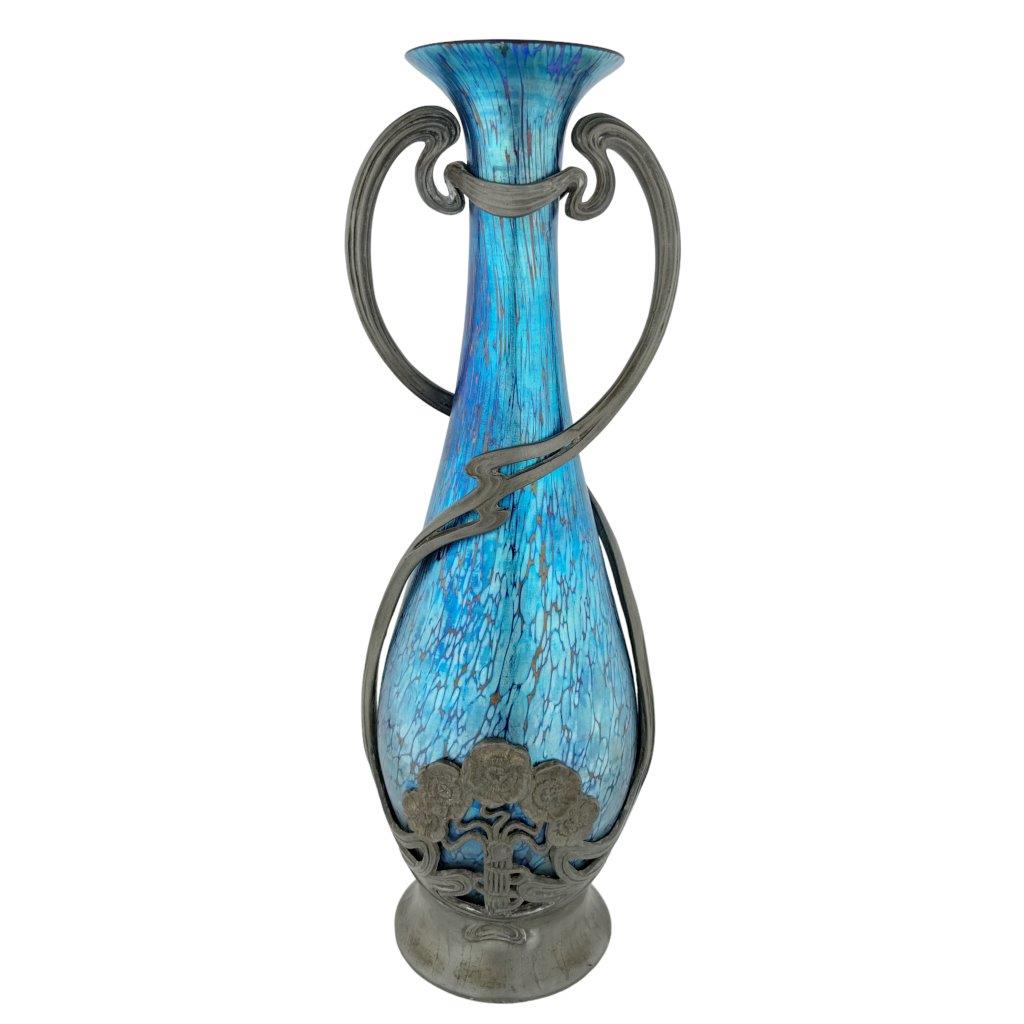 skleněná váza v cínové květinové montáži značky Loetz, iridiscentní sklo, dekor Cobalt Papillon