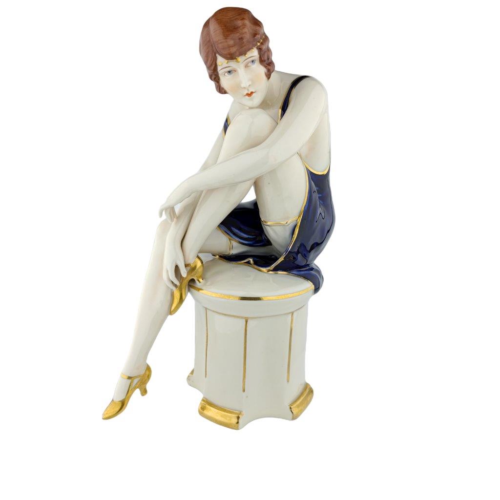 porcelánová figura značky Royal Dux, nádherný model: Art deco žena na taburetu, kobaltový dekor se zlacením