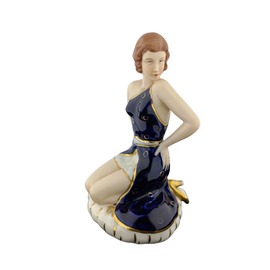 porcelánová figura značky Royal Dux, model: dívka v šatech, kobaltový dekor se zlacením
