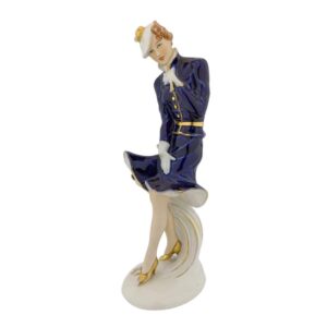 porcelánová figura značky Royal Dux, model: dáma v baretu, kobaltový dekor se zlacením