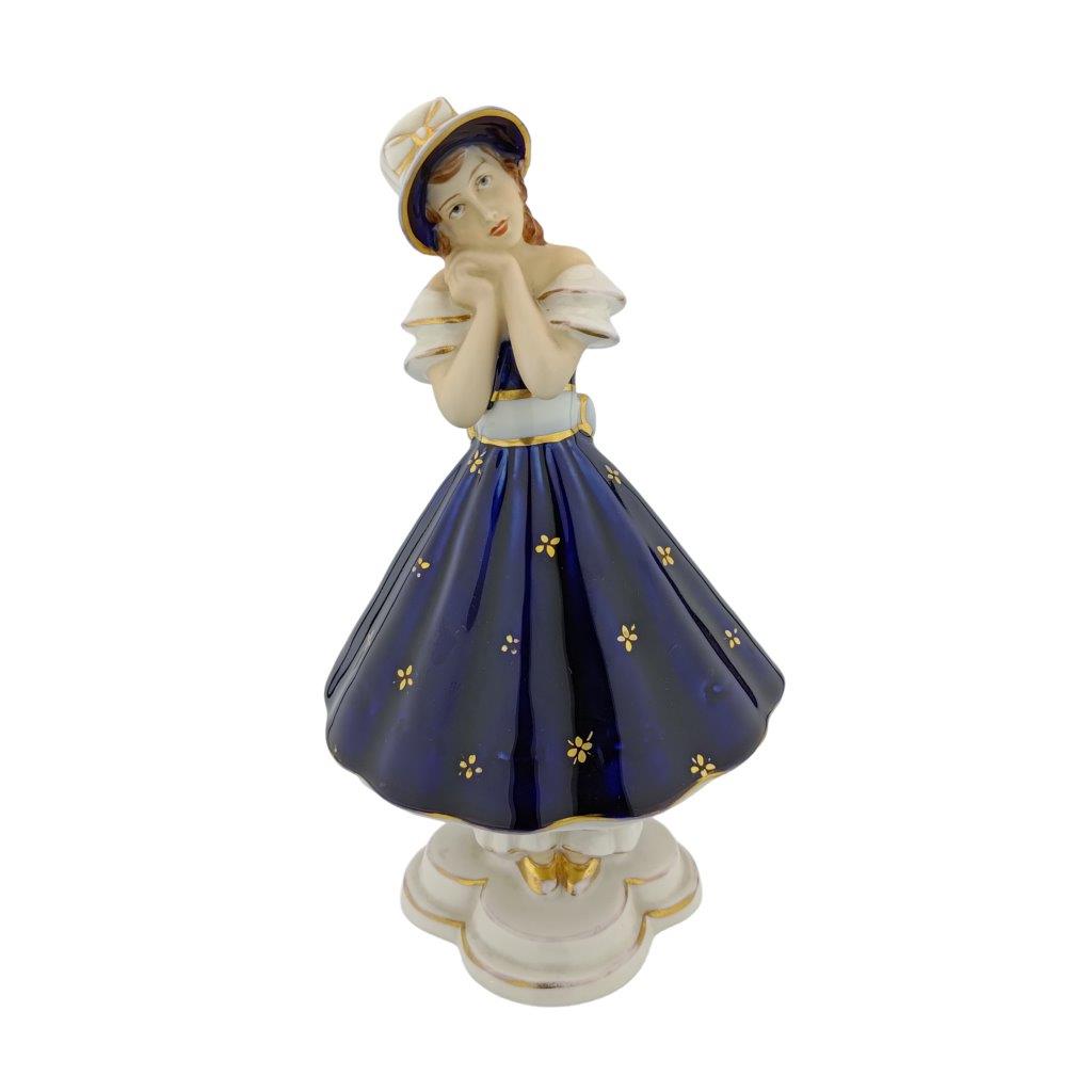 porcelánová figura značky Royal Dux, model: dívka v klobouku, kobaltový dekor se zlacením