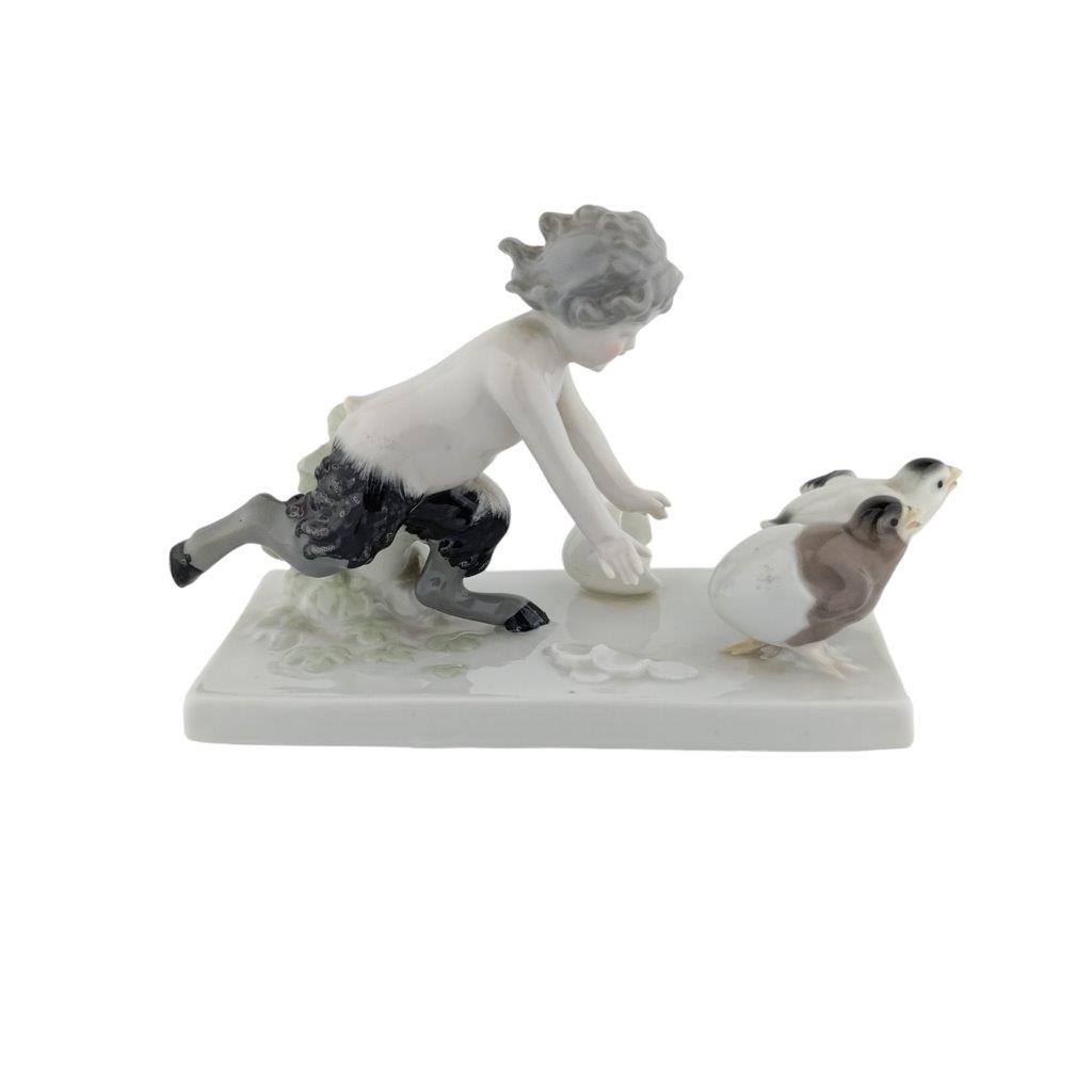 porcelánová figura značky Galluba & Hofmann, model: malý faun honící slepice, porcelán s glazurou
