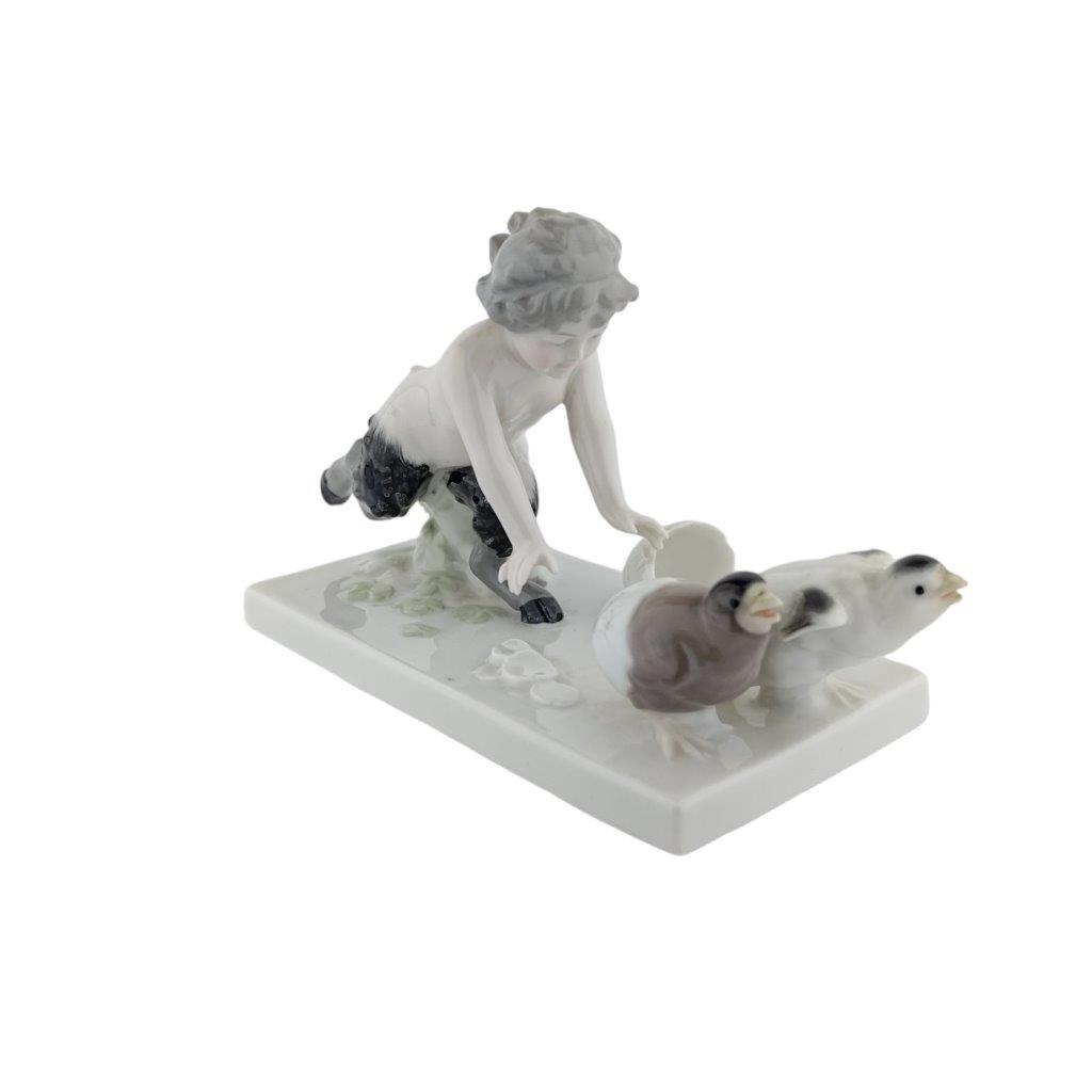 porcelánová figura značky Galluba & Hofmann, model: malý faun honící slepice, porcelán s glazurou
