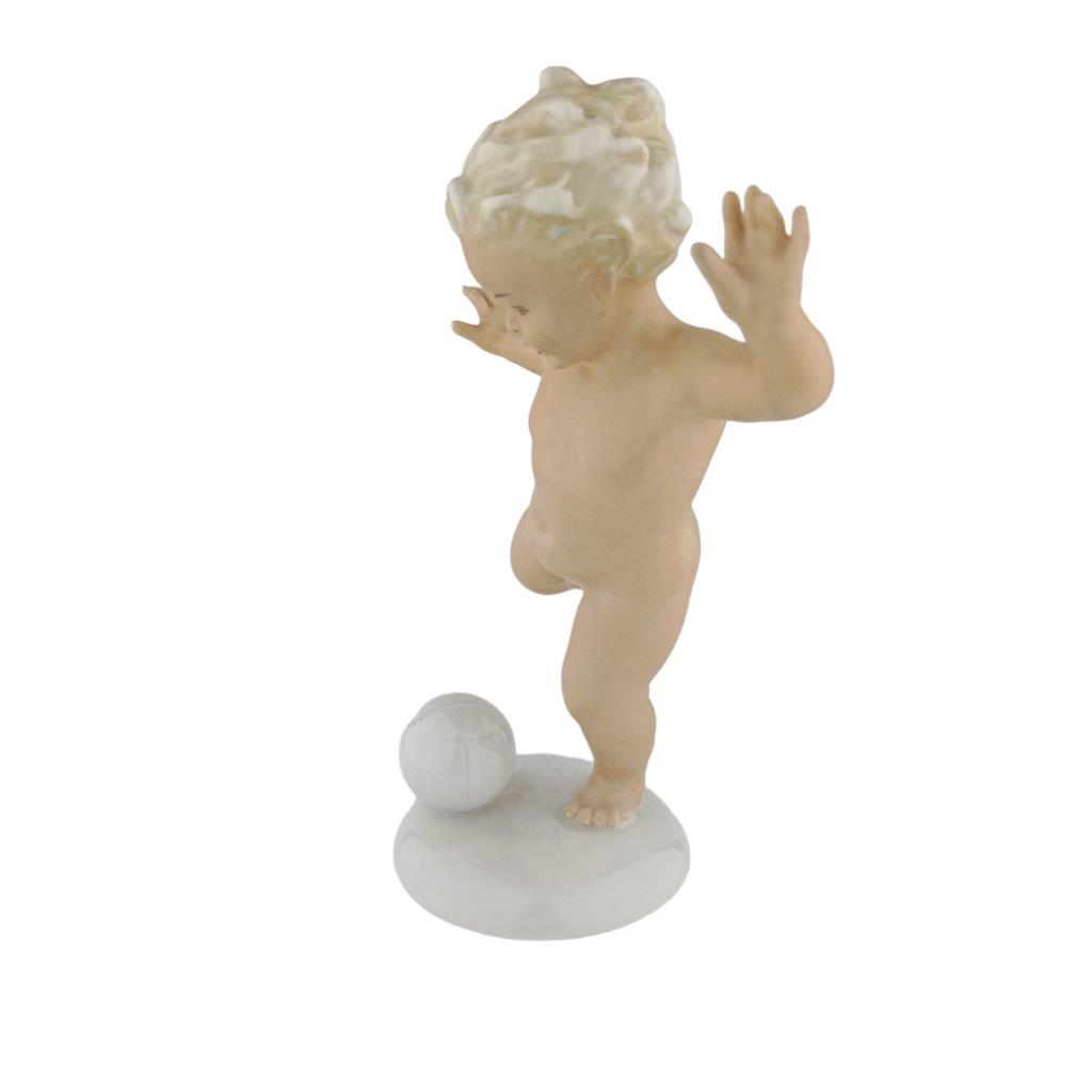 porcelánová figurka, značka Schaubach Kunst, model: putto s míčem, porcelán s glazurou
