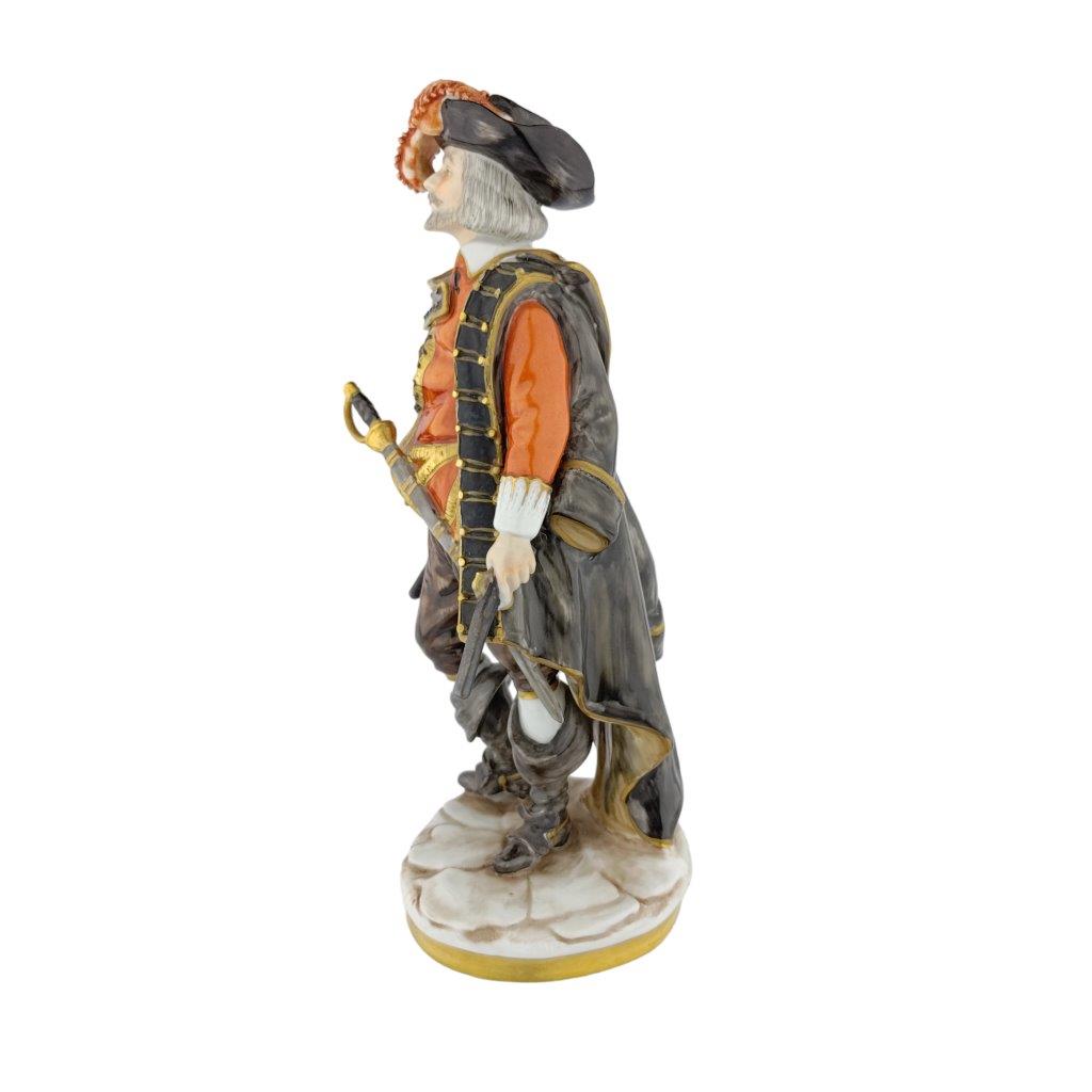 porcelánová figura mušketýra značky Unterweissbach, model Athos, glazovaný porcelán se zlacením