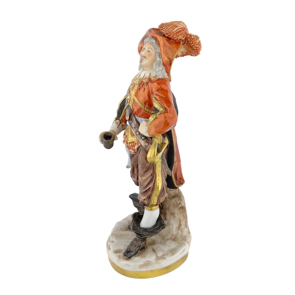 porcelánová figura mušketýra značky Unterweissbach, model Porthos, glazovaný porcelán se zlacením