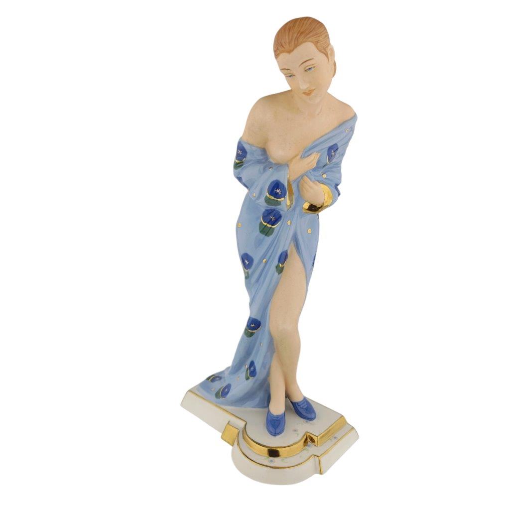 porcelánová figura značky Royal Dux, model: dáma v županu, světlemodrý dekor se zlacením