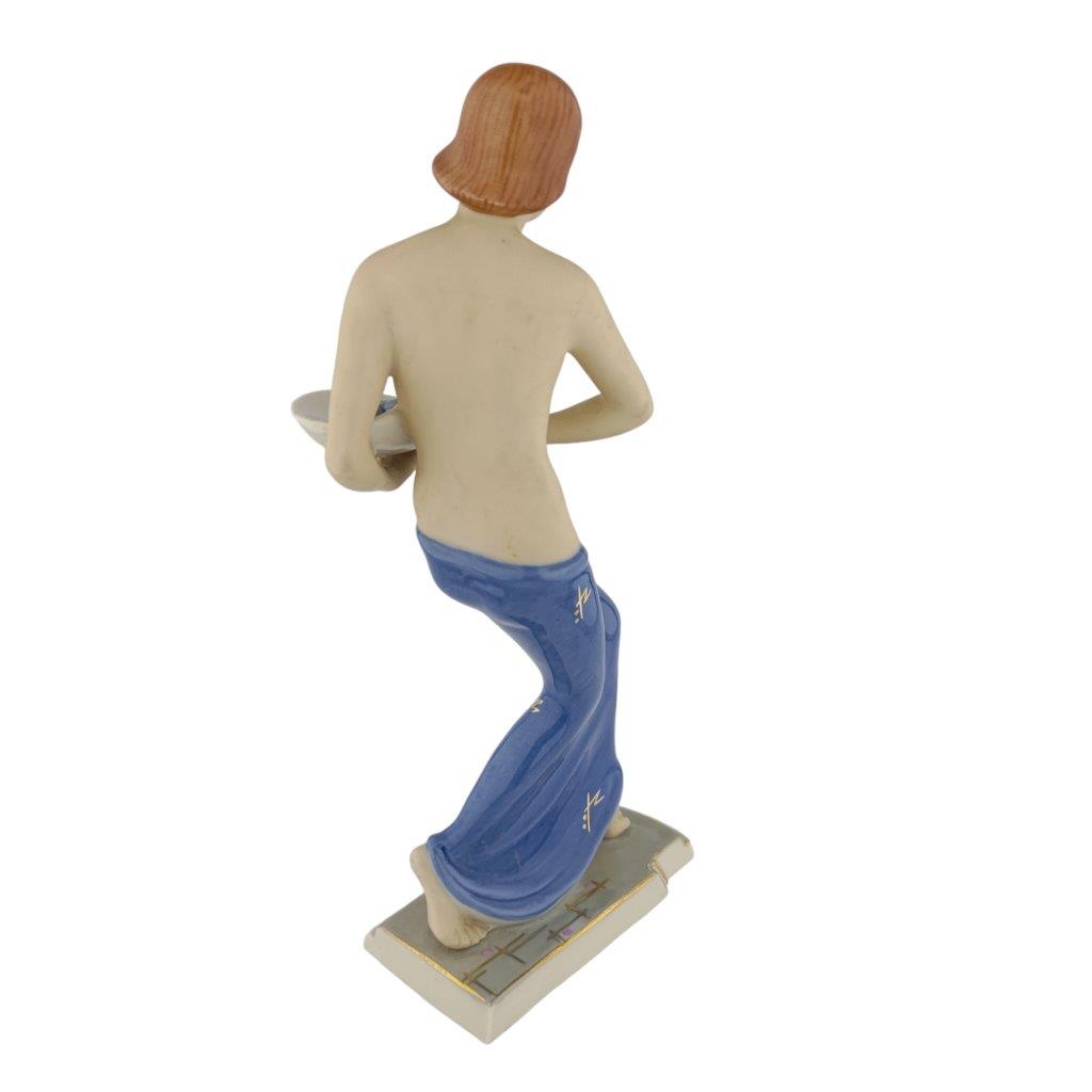 porcelánová figura značky Royal Dux, model: dáma mísou plnou květin, modrý dekor se zlacením