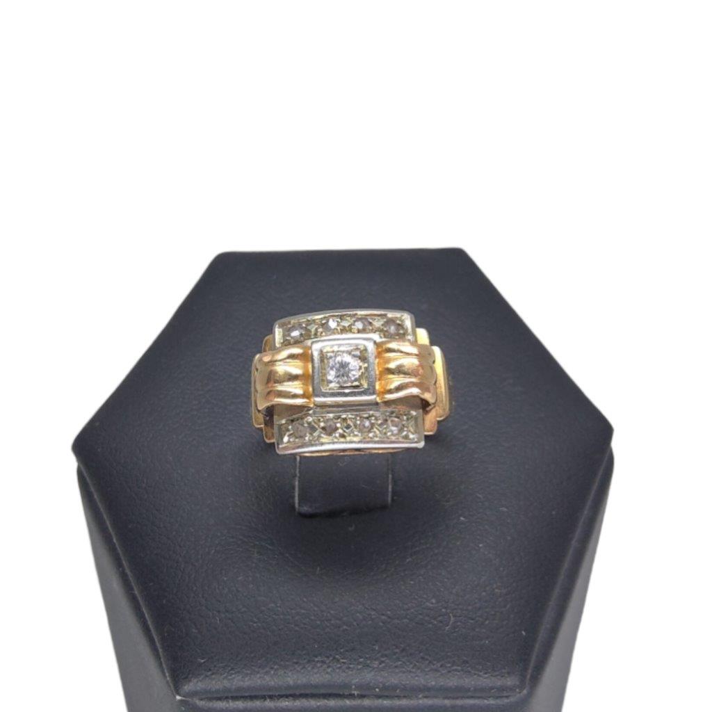Prsten s diamanty ve tvaru mašle ze zlata o ryzosti 750/1000 se středovým kamenem - diamantem a menšími kolem. Celková hmotnost 3,60 g