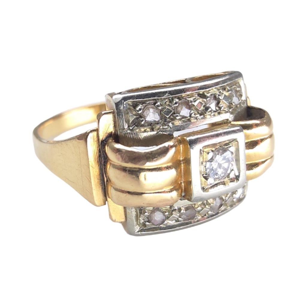Prsten s diamanty ve tvaru mašle ze zlata o ryzosti 750/1000 se středovým kamenem - diamantem a menšími kolem. Celková hmotnost 3,60 g
