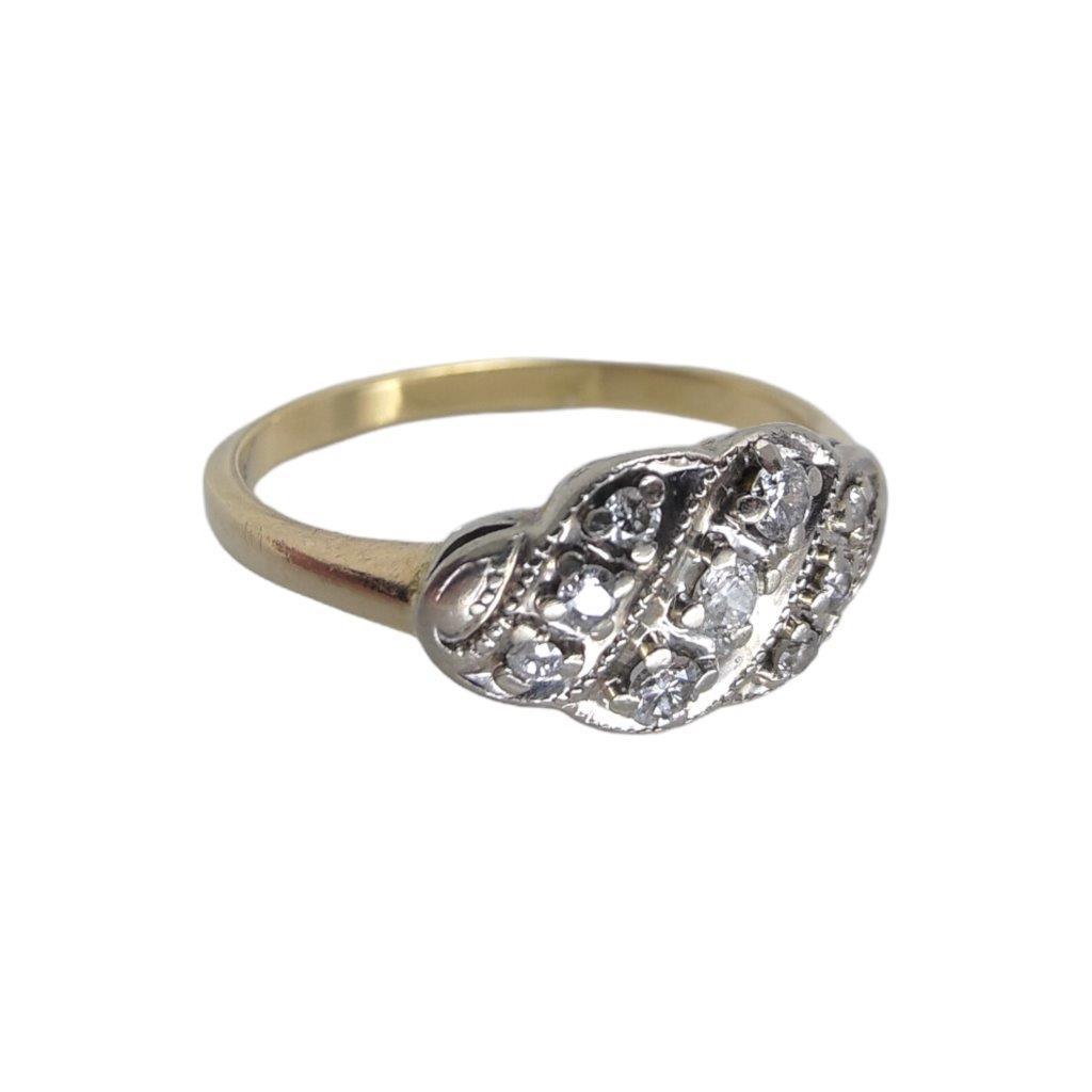 Zlatý prsten o ryzosti Au 585/1000 se zasazenými středovými čirými kameny - diamanty ve zlatě. Celková hrubá hmotnost 3,45 g