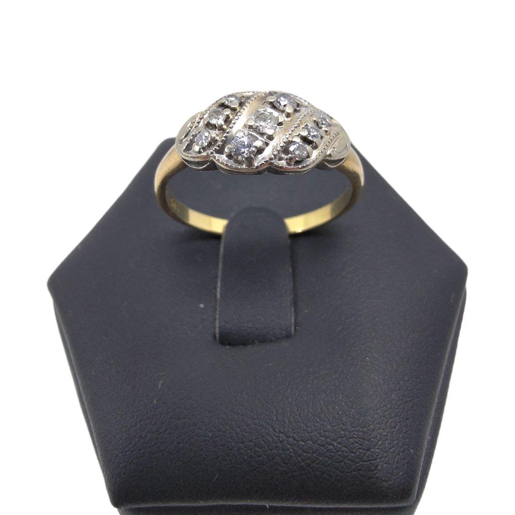 Zlatý prsten o ryzosti Au 585/1000 se zasazenými středovými čirými kameny - diamanty ve zlatě. Celková hrubá hmotnost 3,45 g