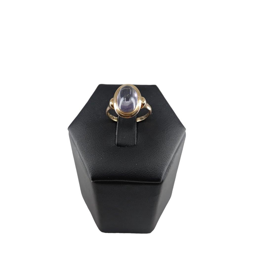 Zlatý prsten koktailový o ryzosti Au 585/1000 se zasazeným středovým kamenem - alexandrit syntetický. Celková hmotnost 3,25 g