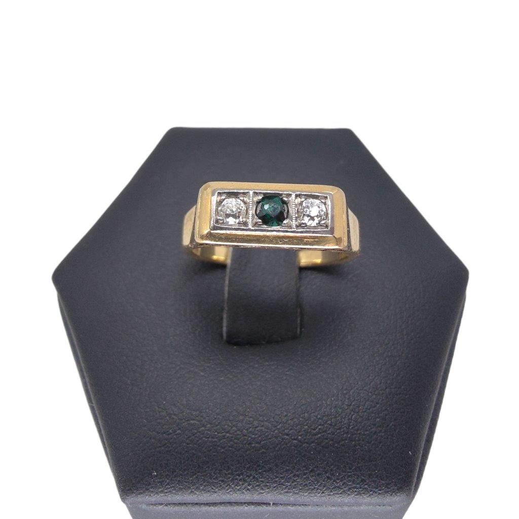 Zlatý prsten o ryzosti Au 520/1000 s kameny zasazenými ve zlatě ryzosti 585/1000 - diamanty a smaragdem. Celková hmotnost 3,80 g