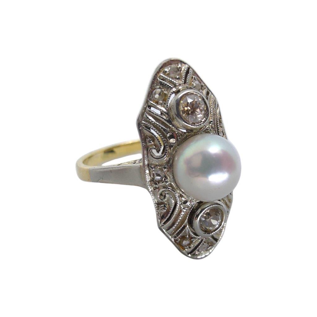 Zlatý prsten o ryzosti Au 585/1000 a hlavou ryzosti 750/1000 se zasazenou perlou uprostřed a diamanty. Celková hmotnost 4,50 g