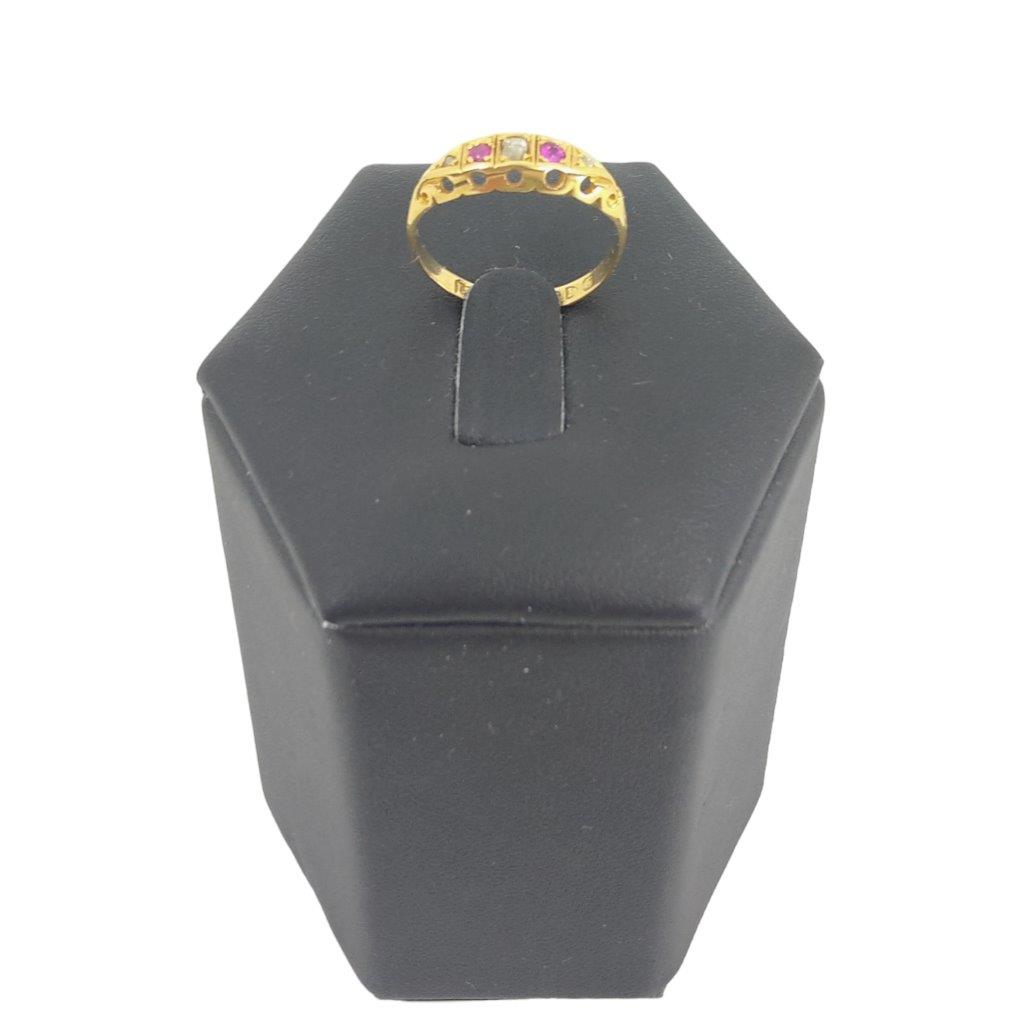 Zlatý prsten ve stylu o ryzosti Au 750/1000 se zasazenými diamanty a pravděpodobně syntetickými rubíny uprostřed. Celková hmotnost 1,75 g