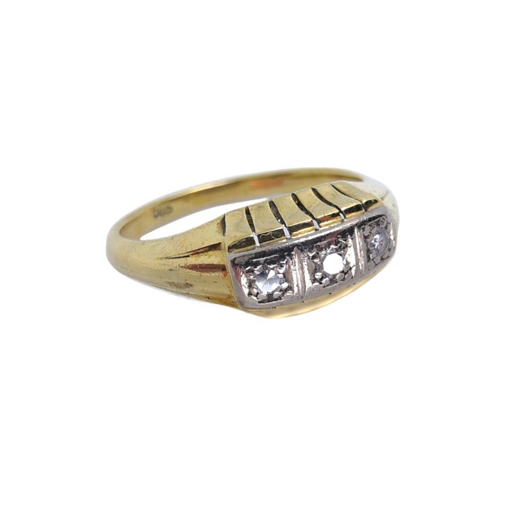 Zlatý prsten o ryzosti Au 585/1000 se zasazenými středovými čirými kameny - třemi diamanty. Celková hrubá hmotnost 2,90 g