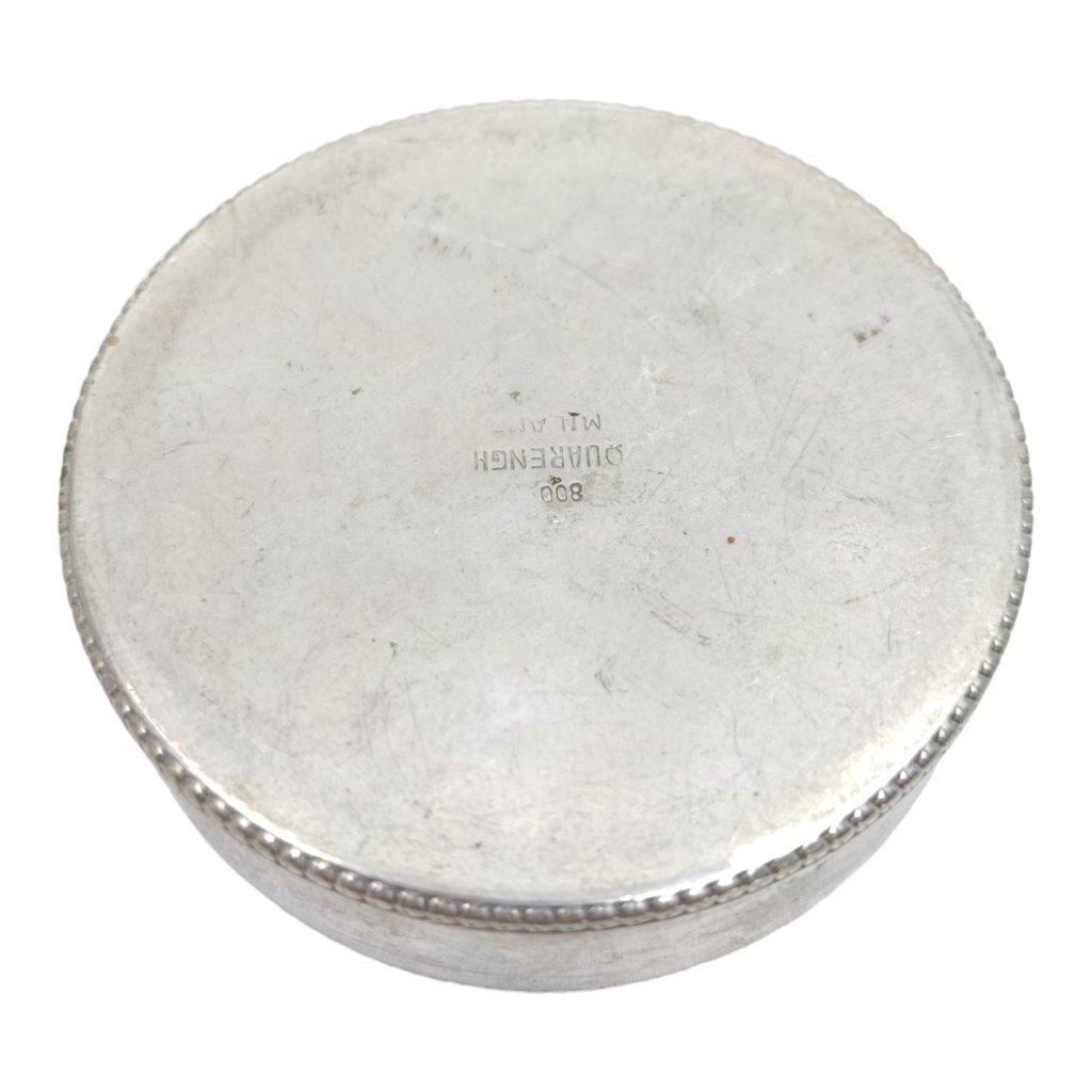 Starožitná pudřenka ze stříbra o ryzosti 800/1000 s vygravírovaným e.g. ve vnitřní straně víčka. Celková hmotnost 80,26 g