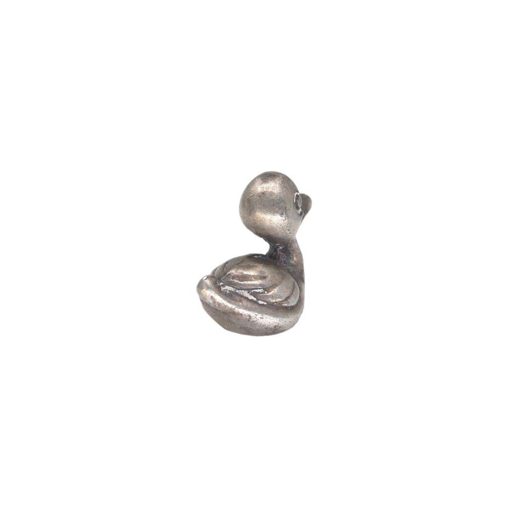 Starožitná malá kachna ze stříbra o ryzosti 800/1000. Zajímavý sběratelský předmět, vhodný jako dárek. Celková hmotnost 8,77 g