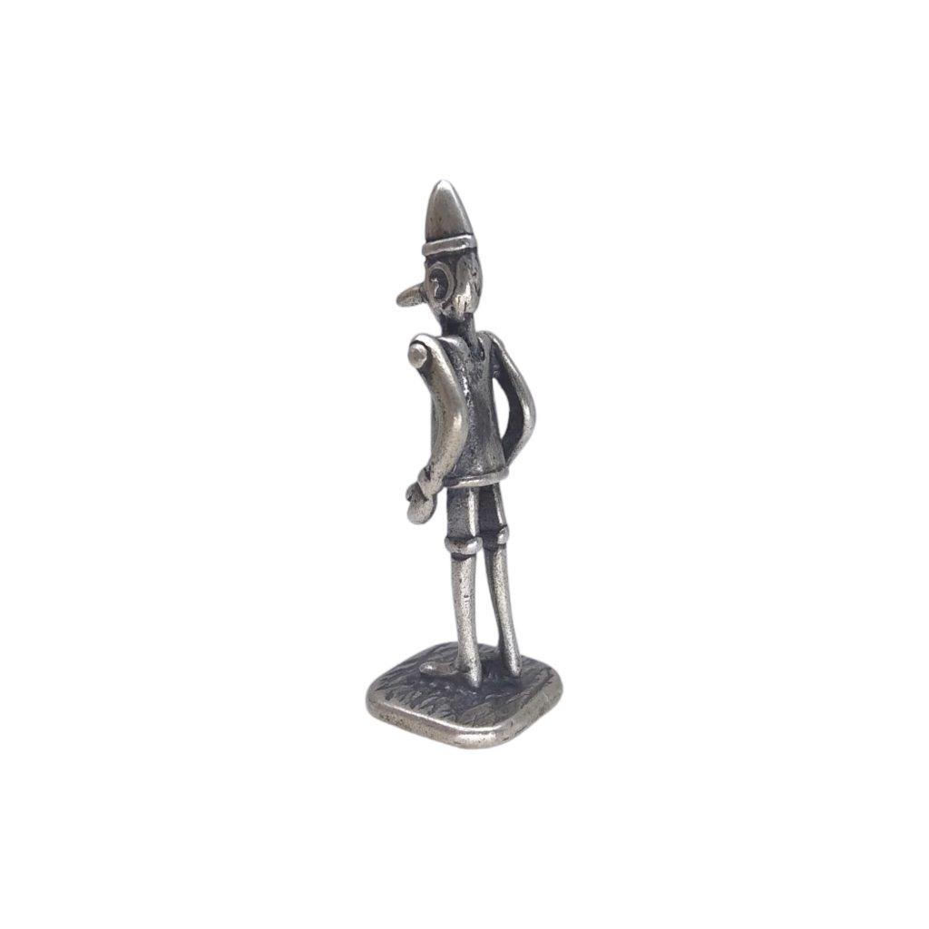 Starožitný Pinocchio ze stříbra o ryzosti 800/1000. Zajímavý sběratelský předmět, vhodný jako dárek. Celková hmotnost 6,97 g