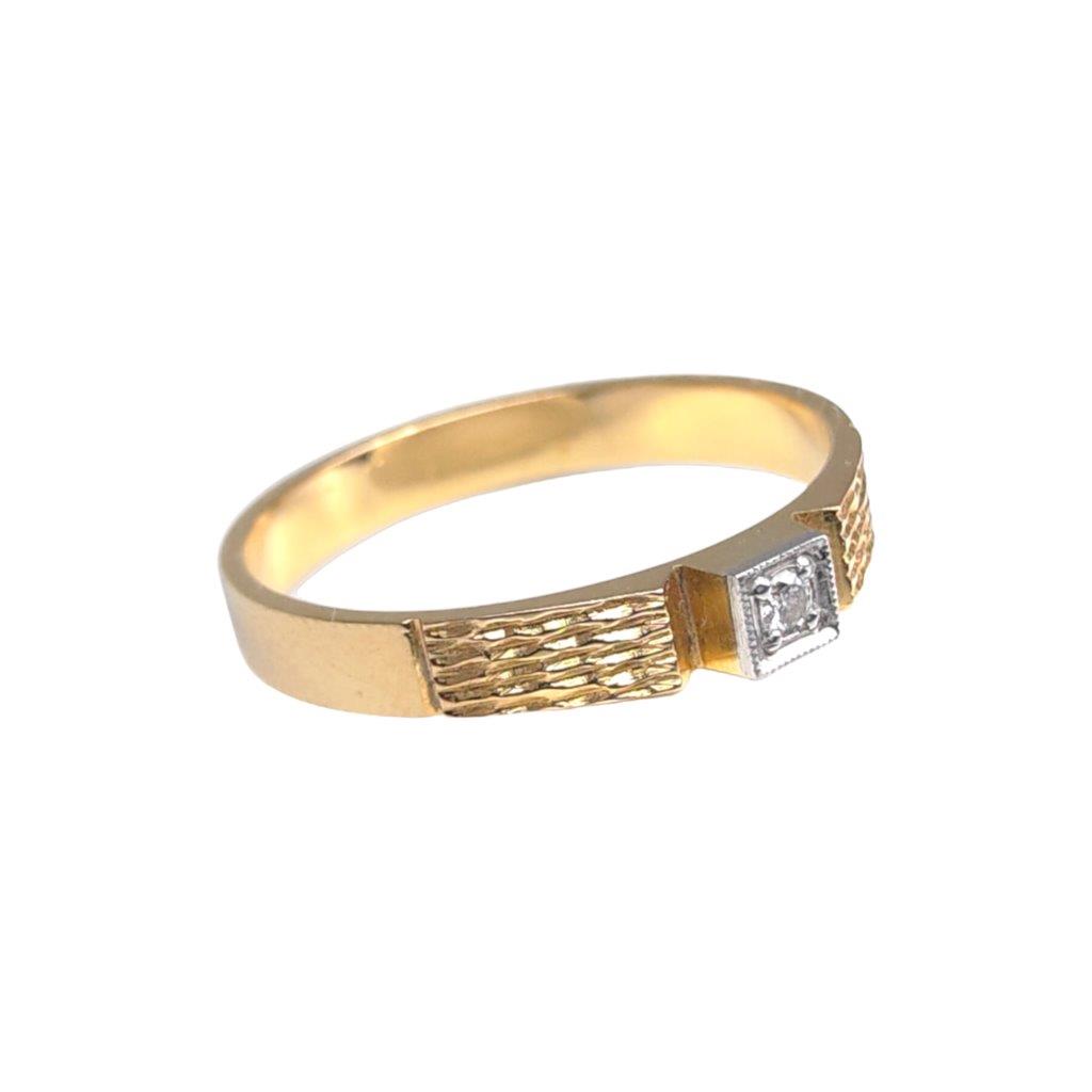 Zlatý minimalistický prsten o ryzosti Au 750/1000 se zasazeným středovým čirým kamenem - diamantem. Celková hrubá hmotnost 3,07 g