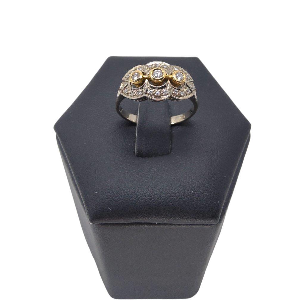 Zlatý prsten o ryzosti Au 750/1000 se zasazenými třemi středovými čirými kameny - diamanty. Celková hrubá hmotnost 4,25 g