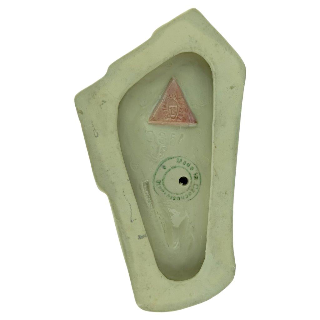 porcelánová figura značky Royal Dux, Art deco model dívky v baretu, porcelán s glazurou, modrý dekor se zlacením, značení