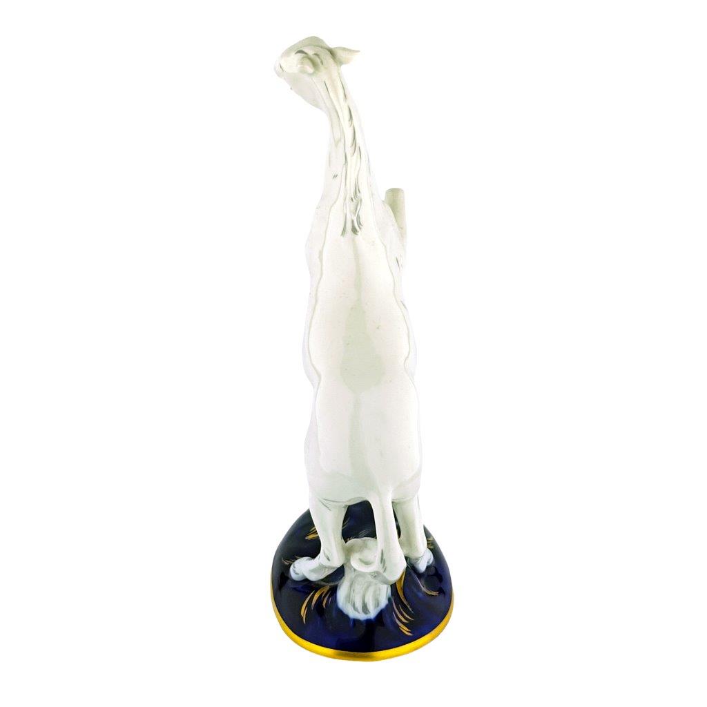 porcelánová figura značky Royal Dux, model: Bílý kůň v kobaltovém dekoru se zlacením
