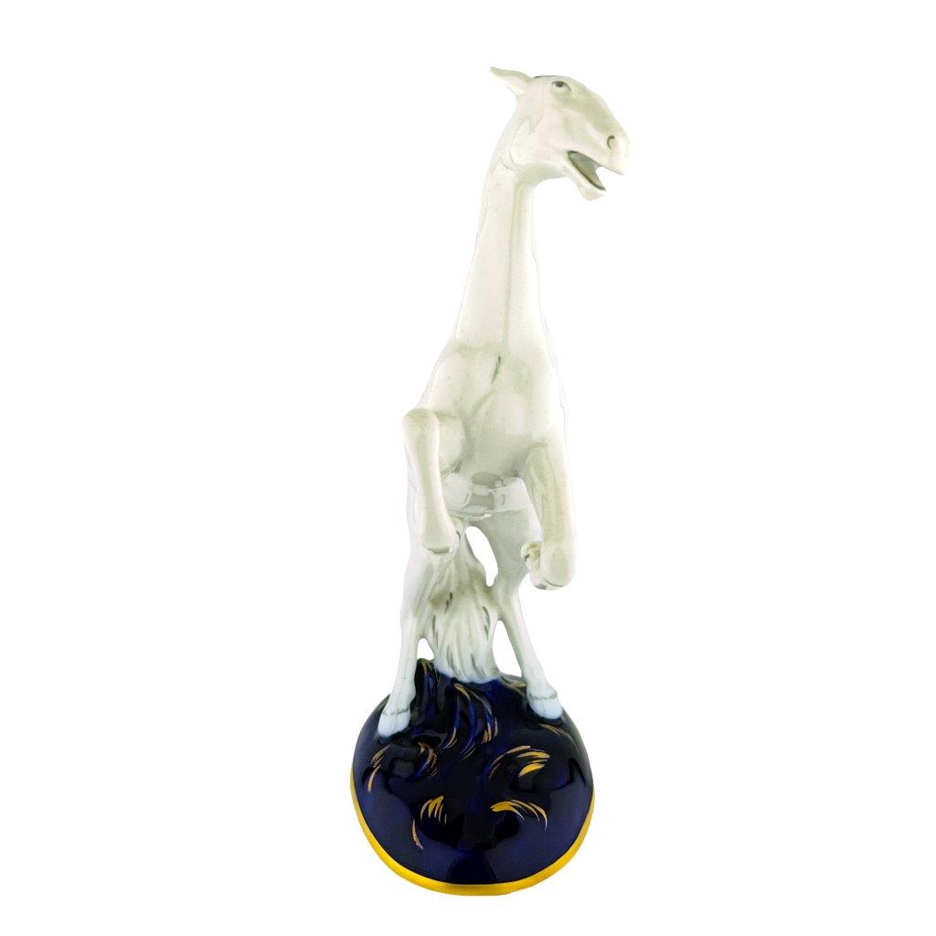porcelánová figura značky Royal Dux, model: Bílý kůň v kobaltovém dekoru se zlacením