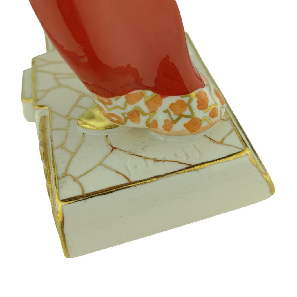porcelánová figura značky Royal Dux, model: Art deco dívka s kuličkou, červený dekor se zlacením, signatura