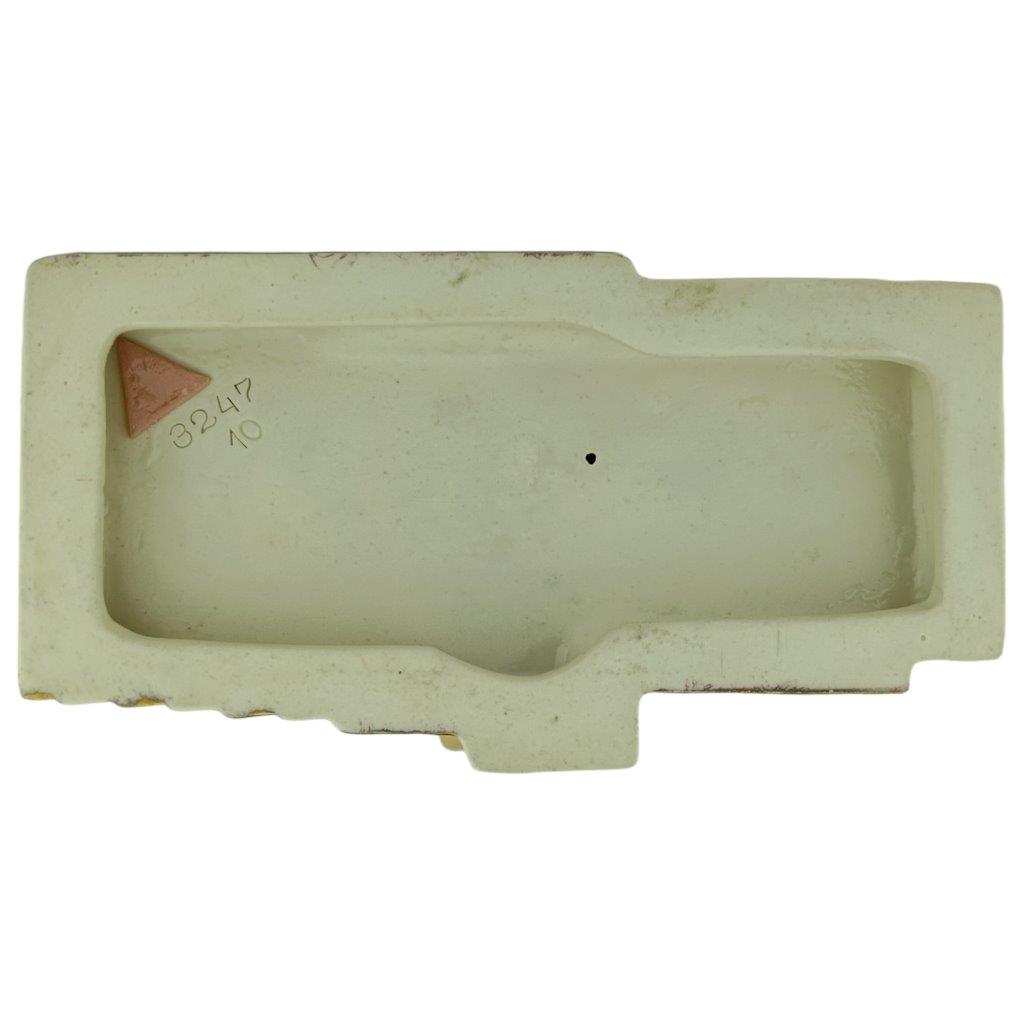 porcelánová figura značky Royal Dux, model: Art deco dívka s kuličkou, červený dekor se zlacením, značení