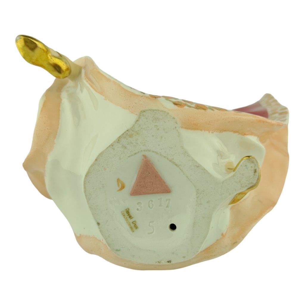 porcelánová figura značky Royal Dux, model: Dívka v dlouhých šatech, červený dekor se zlacením, značení