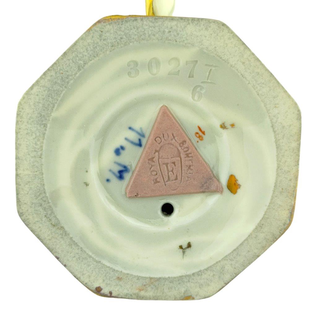 porcelánová figura značky Royal Dux, model: Dáma s benjem šatech, kobaltový dekor se zlacením, nejmenší varianta, značení