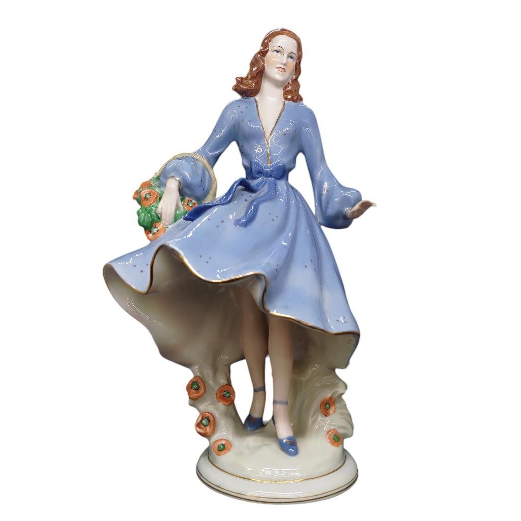 porcelánová figura značky Royal Dux, model: Dívka s košíkem, saxe dekor se zlacením