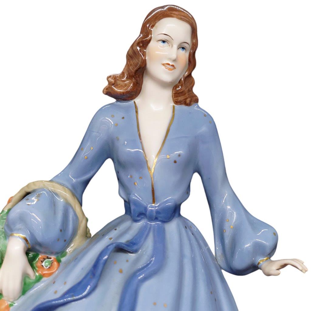 porcelánová figura značky Royal Dux, model: Dívka s košíkem, saxe dekor se zlacením