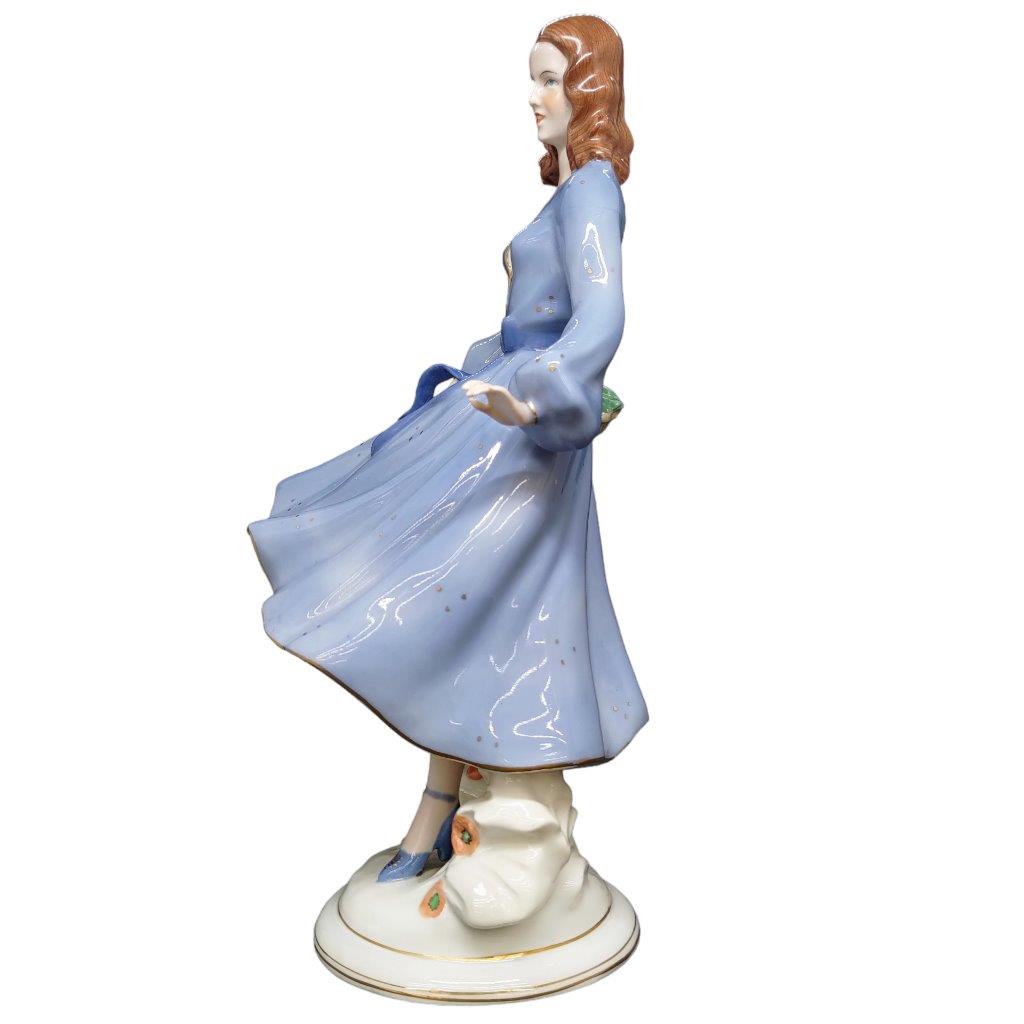 porcelánová figura značky Royal Dux, model: Dívka s košíkem, saxe dekor se zlacením