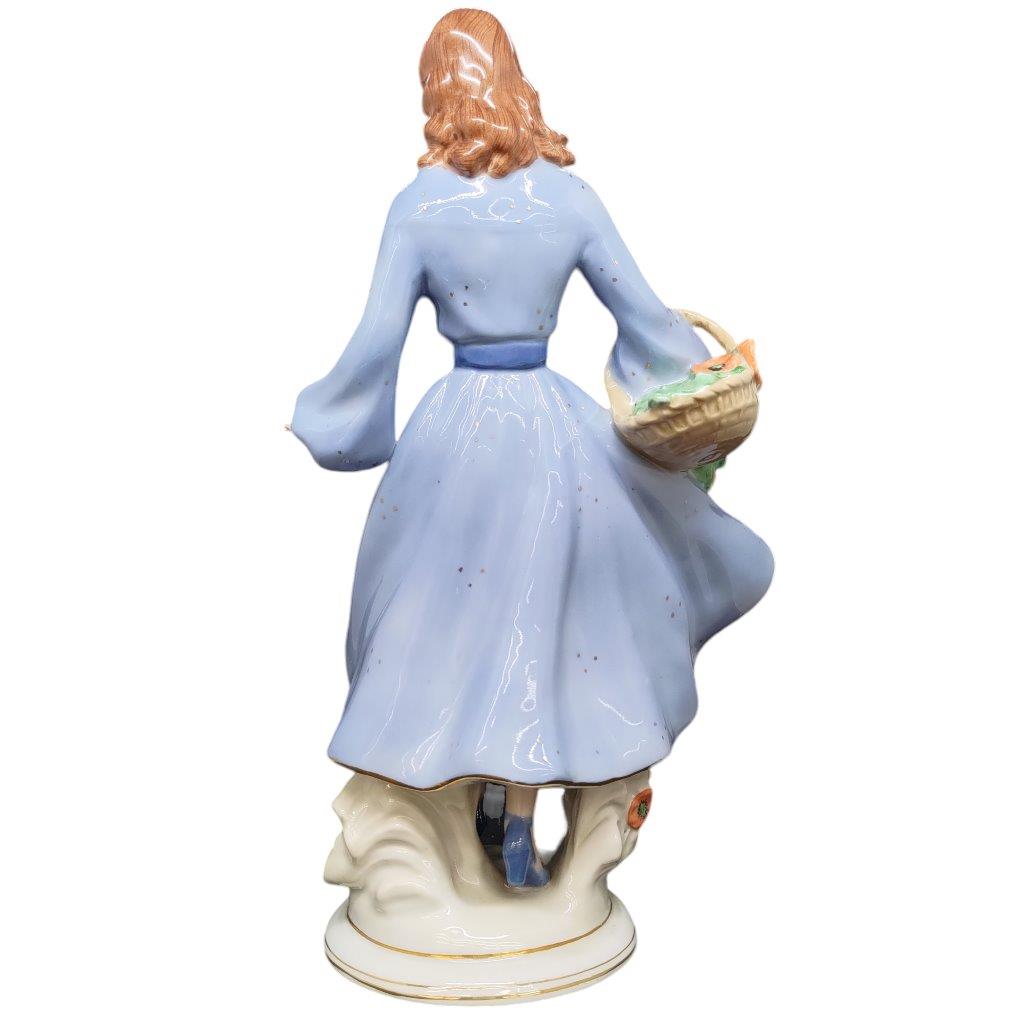 porcelánová figura značky Royal Dux, model: Dívka s košíkem, saxe dekor se zlacením