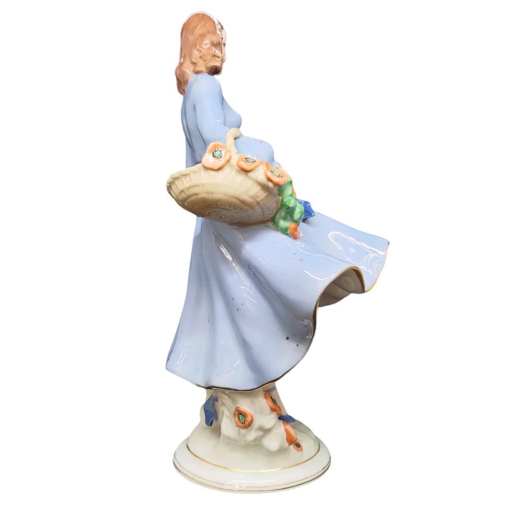 porcelánová figura značky Royal Dux, model: Dívka s košíkem, saxe dekor se zlacením