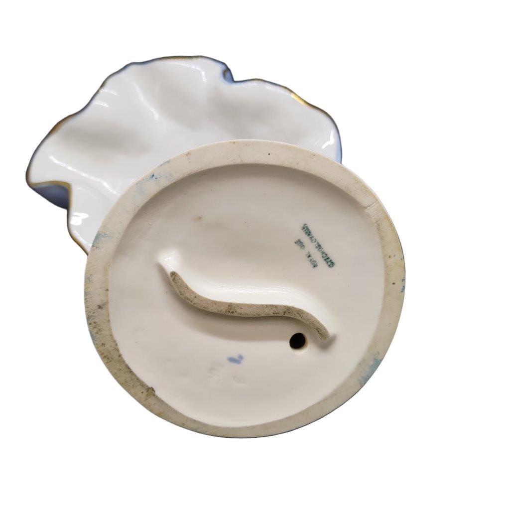 porcelánová figura značky Royal Dux, model: Dívka s košíkem, saxe dekor se zlacením, značení