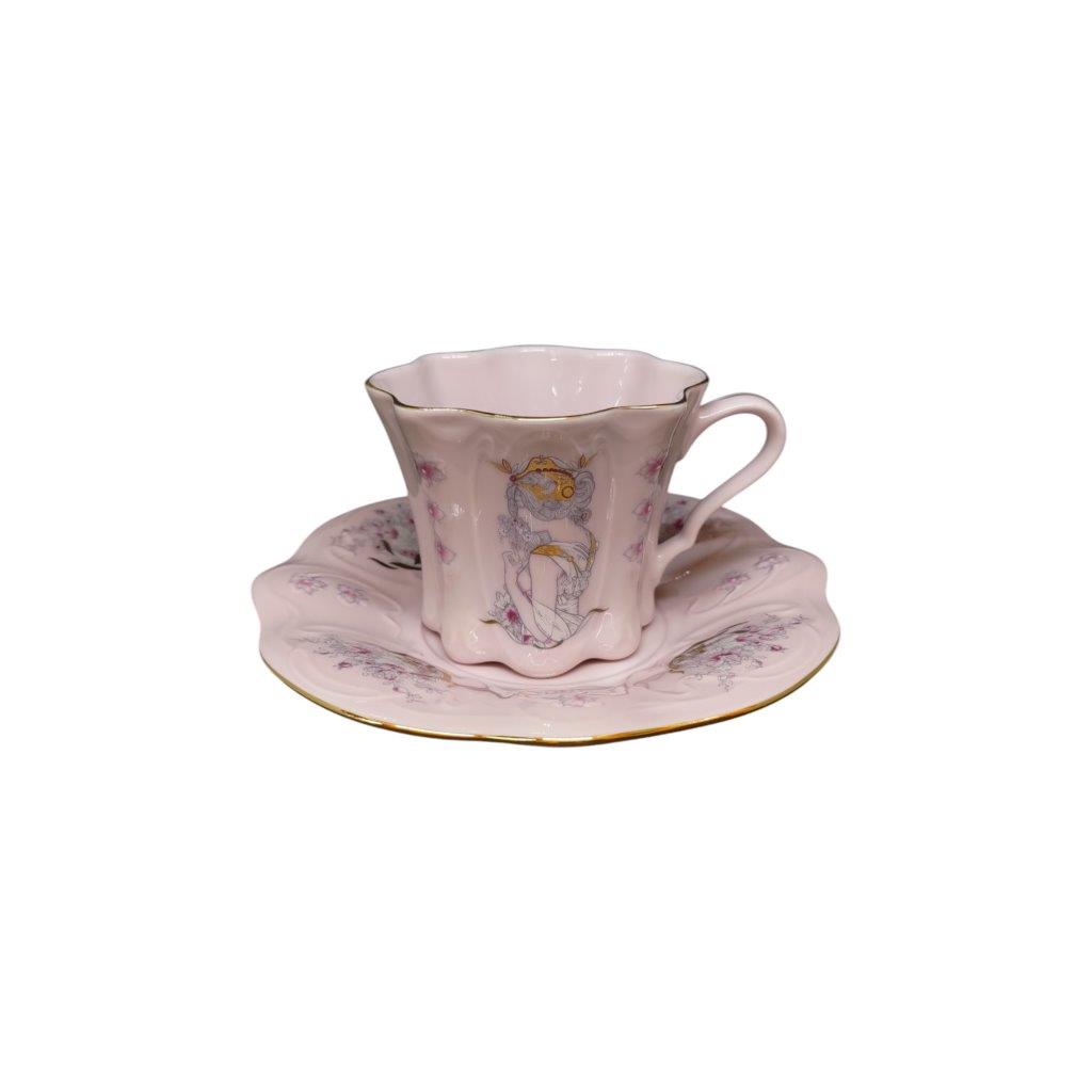 Šálek a podšálek z růžového porcelánu s motivem secesní dámy od Alfonse Muchy, model Olga