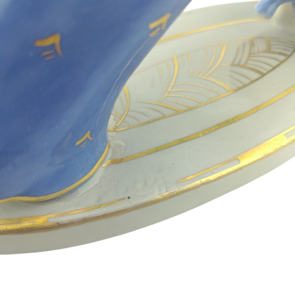 porcelánová socha značky Royal Dux, model: Harmonikářka, modrý dekor se zlacením, signatura