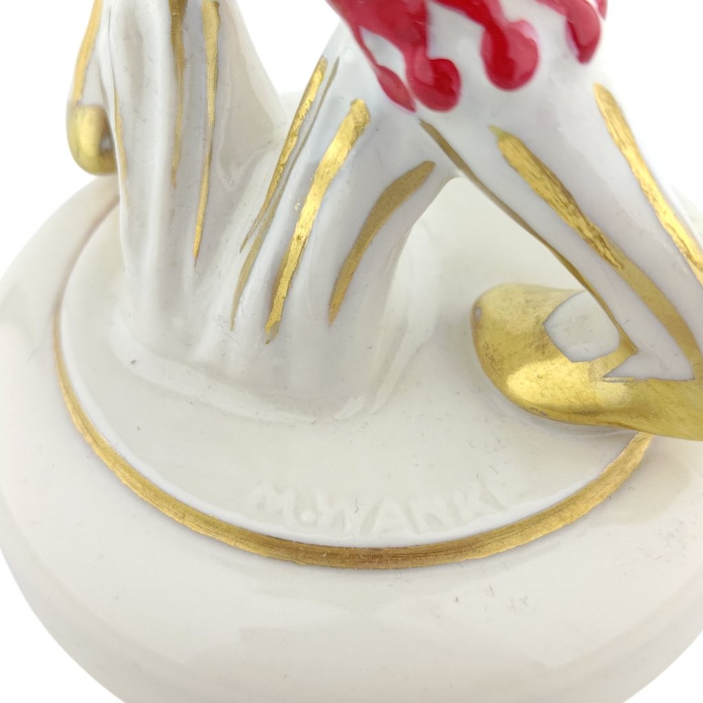 porcelánová socha značky Royal Dux, model: Auccasin, saxe barevný dekor se zlacením. Socha z příběhu Accasin a Nicoletta, signatura