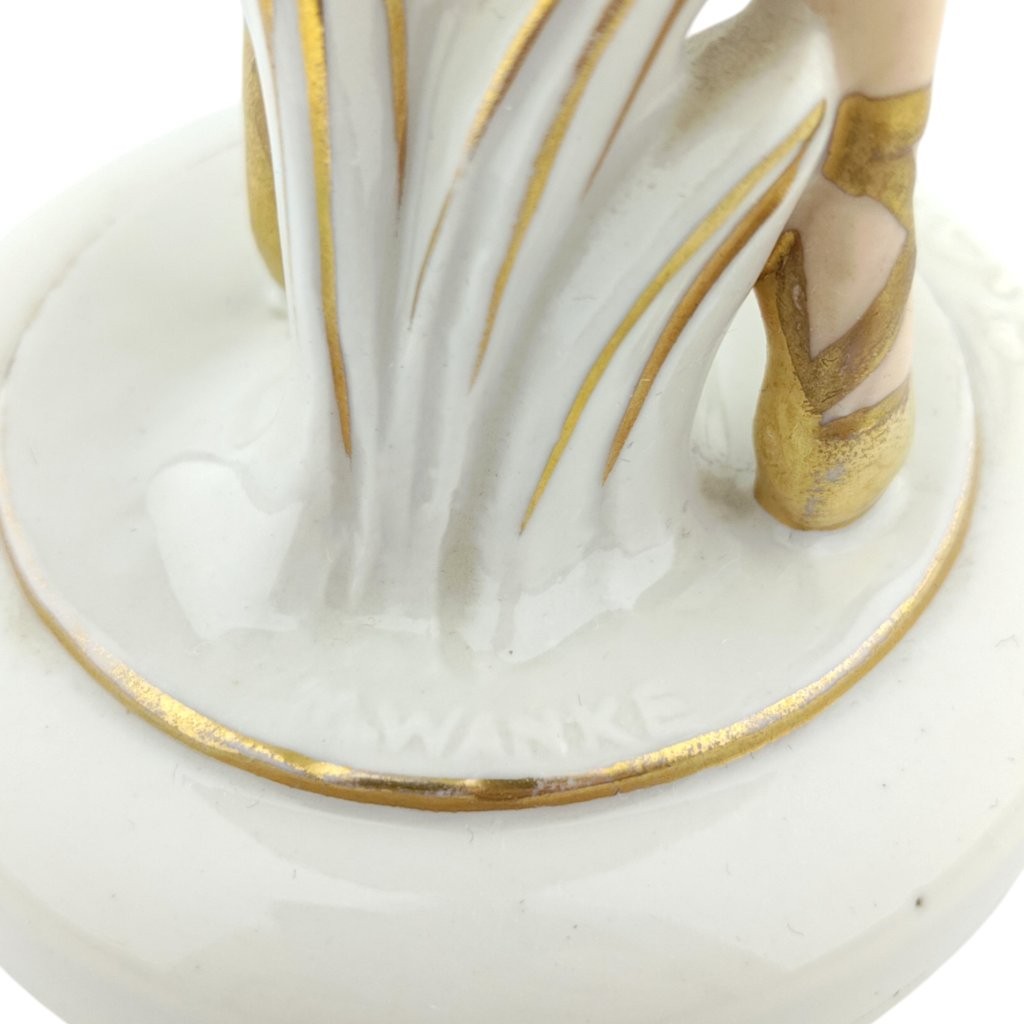 porcelánová socha značky Royal Dux, model: Nicoletta, saxe barevný dekor se zlacením. Socha z příběhu Accasin a Nicoletta, signatura