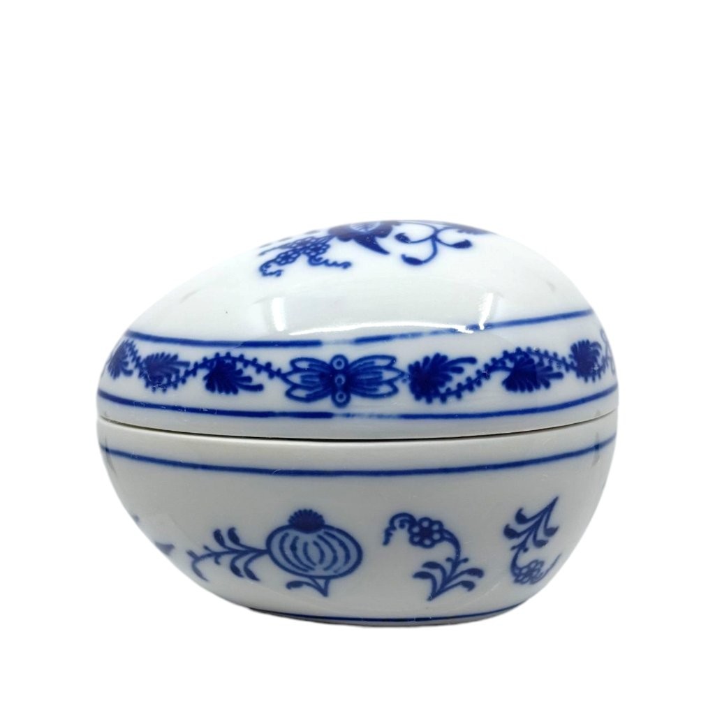 Dózička ve tvaru vajíčka s cibulákovým dekorem