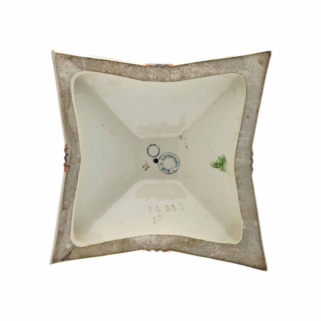 Nástolec z jemné kameniny ve stylu kubismu, značka Royal Dux, značení