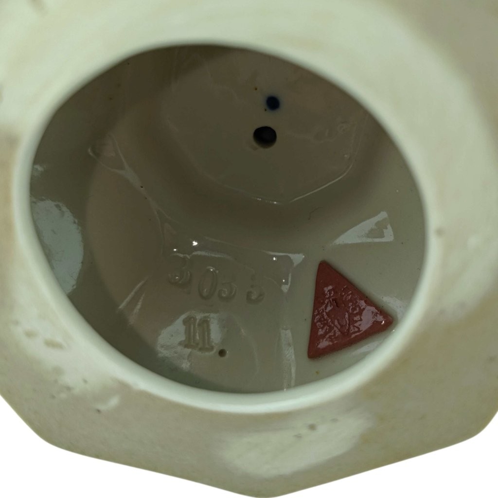 porcelánová figura značky Royal Dux, model: Holčička na podstavci ve stylu Art Deco, kobaltový dekor se zlacením, značení