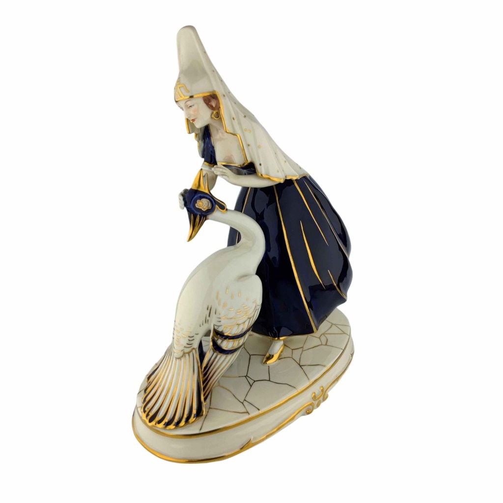 porcelánová figura značky Royal Dux, model: Dáma s pávem, kobaltový dekor se zlacením