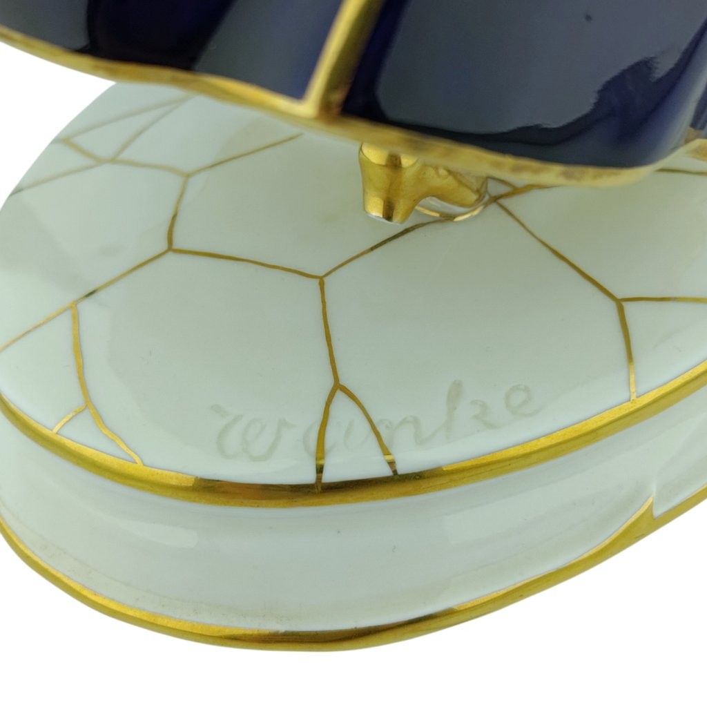 porcelánová figura značky Royal Dux, model: Dáma s pávem, kobaltový dekor se zlacením, signatura