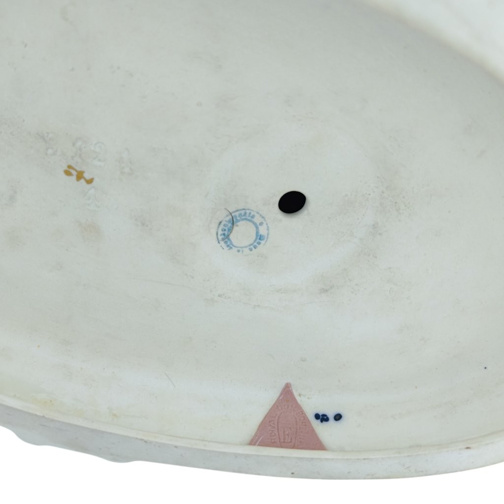 porcelánová figura značky Royal Dux, model: Dáma s pávem, kobaltový dekor se zlacením, značení detail