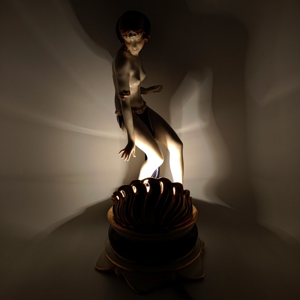 porcelánová figura - lampa značky Royal Dux, model: Orientální tanečnice stylu Art Deco, kobaltový dekor se zlacením, rozsvícena